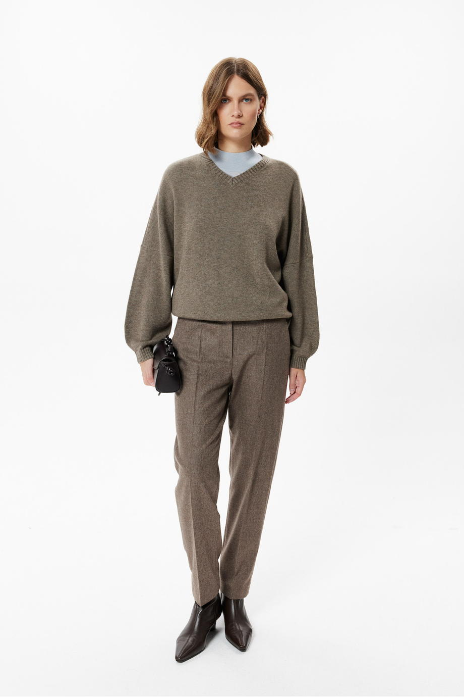 Beiger Pullover mit Kaschmir und V-Ausschnitt Beiger Pullover mit Kaschmir und V-Ausschnitt