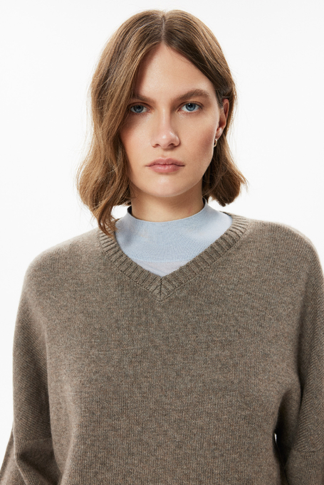 Beiger Pullover mit Kaschmir und V-Ausschnitt Beiger Pullover mit Kaschmir und V-Ausschnitt