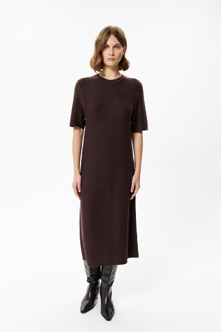 Schokoladenbraunes Baumwollkleid mit kurzen Ärmeln Schokoladenbraunes Baumwollkleid mit kurzen Ärmeln