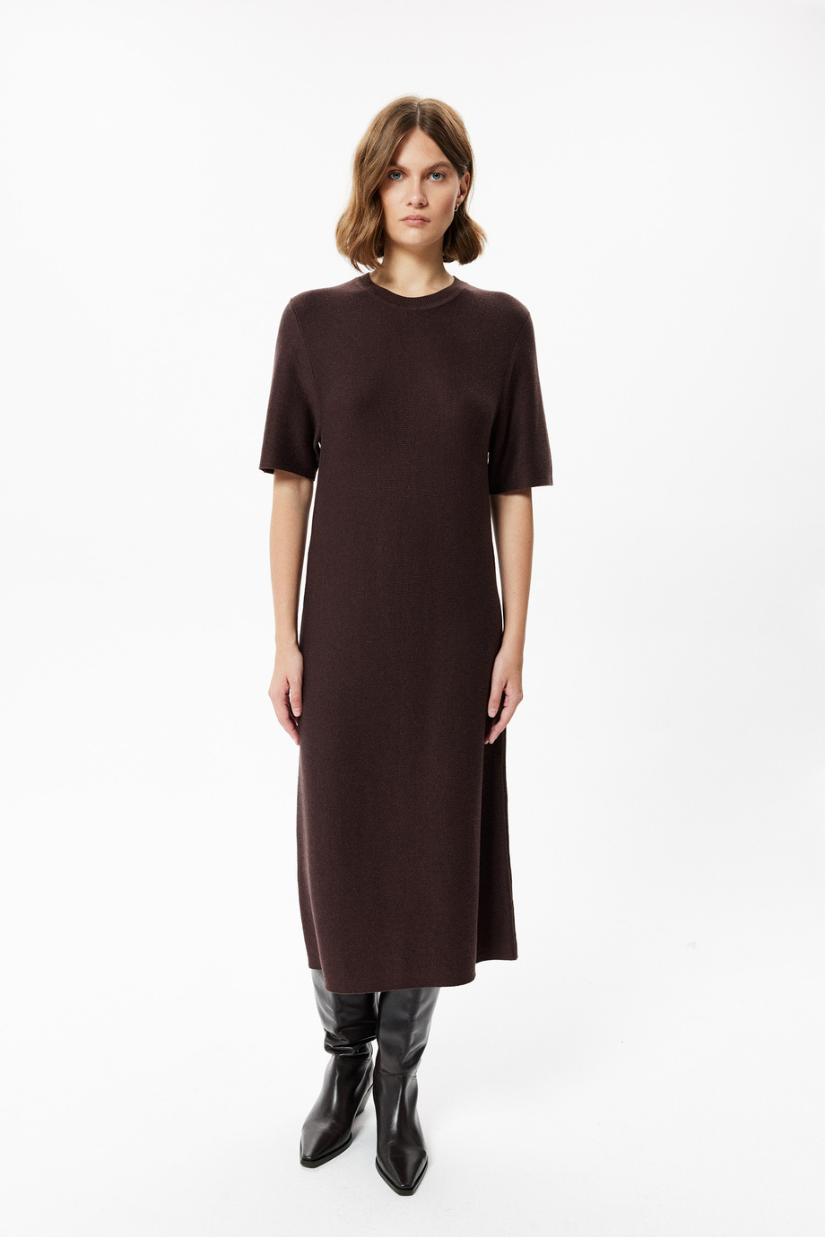 Schokoladenbraunes Baumwollkleid mit kurzen Ärmeln Schokoladenbraunes Baumwollkleid mit kurzen Ärmeln