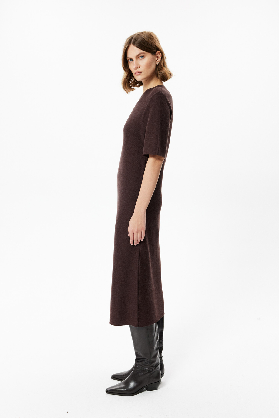 Schokoladenbraunes Baumwollkleid mit kurzen Ärmeln Schokoladenbraunes Baumwollkleid mit kurzen Ärmeln