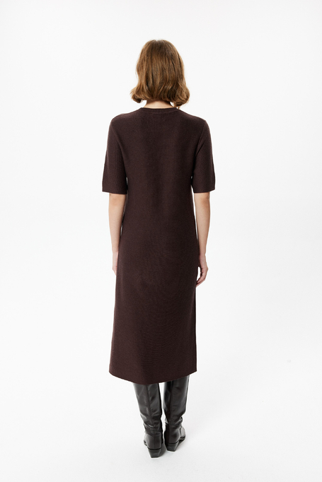 Schokoladenbraunes Baumwollkleid mit kurzen Ärmeln Schokoladenbraunes Baumwollkleid mit kurzen Ärmeln