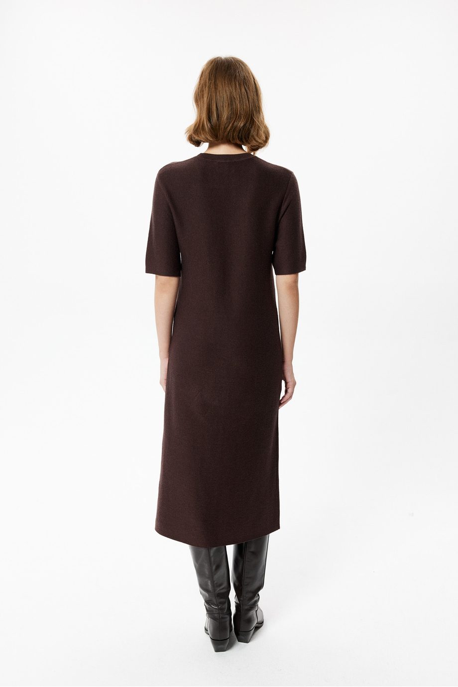 Schokoladenbraunes Baumwollkleid mit kurzen Ärmeln Schokoladenbraunes Baumwollkleid mit kurzen Ärmeln