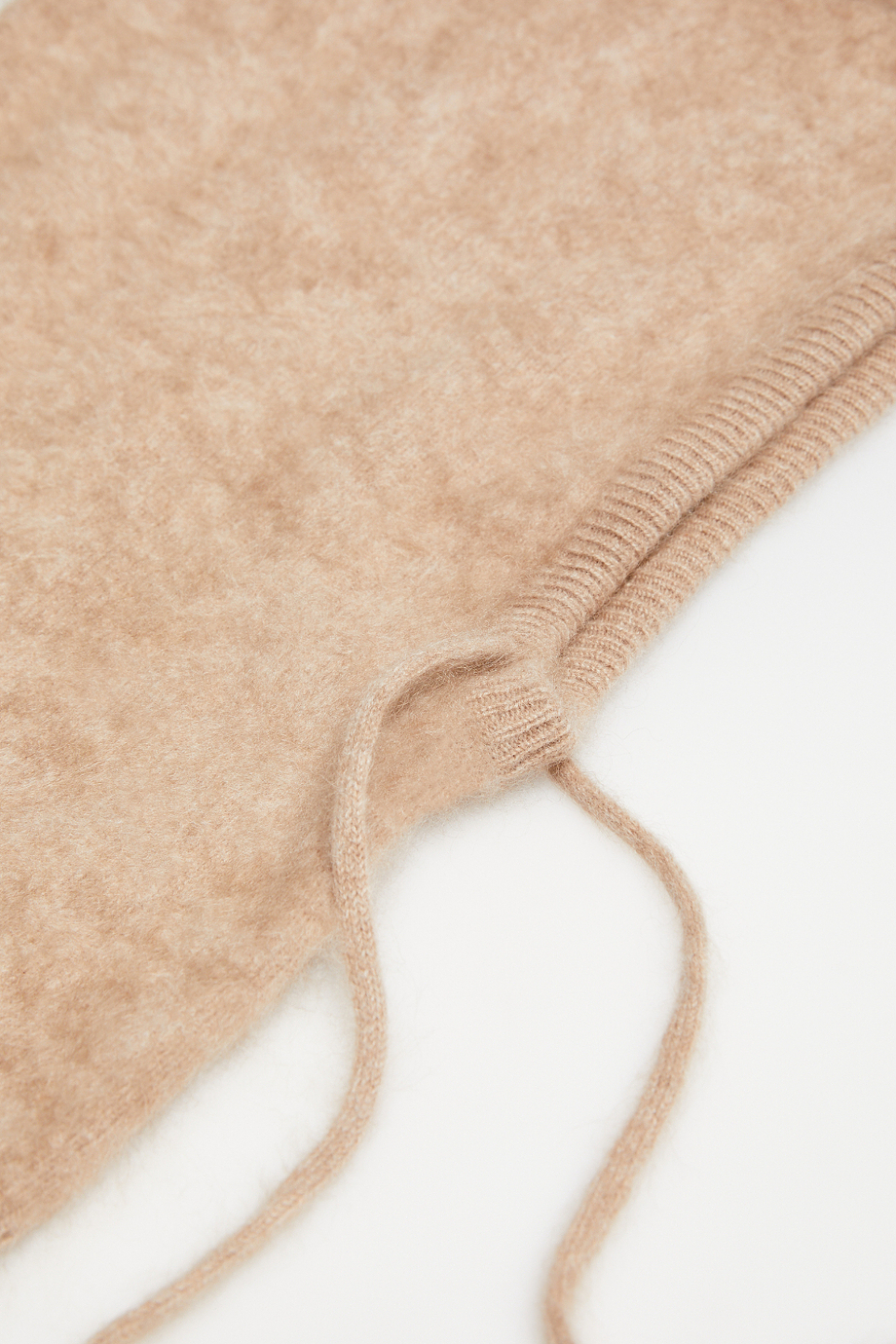 Beige gestrickte Balaclava aus Kaschmir Beige gestrickte Balaclava aus Kaschmir