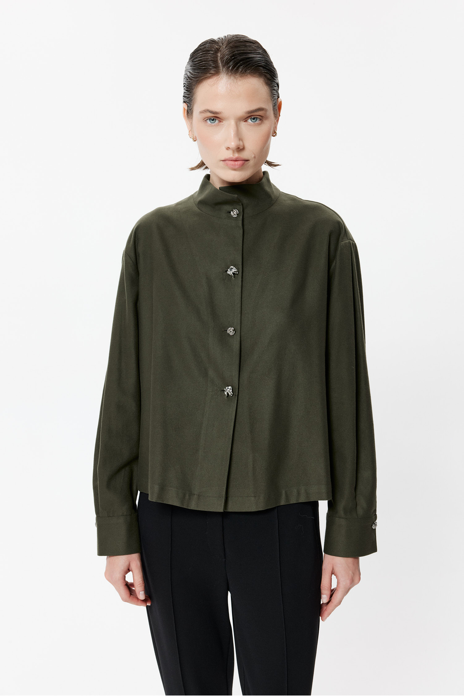 Bluse mit Stehkragen aus Baumwolle und Lyocell Bluse mit Stehkragen aus Baumwolle und Lyocell