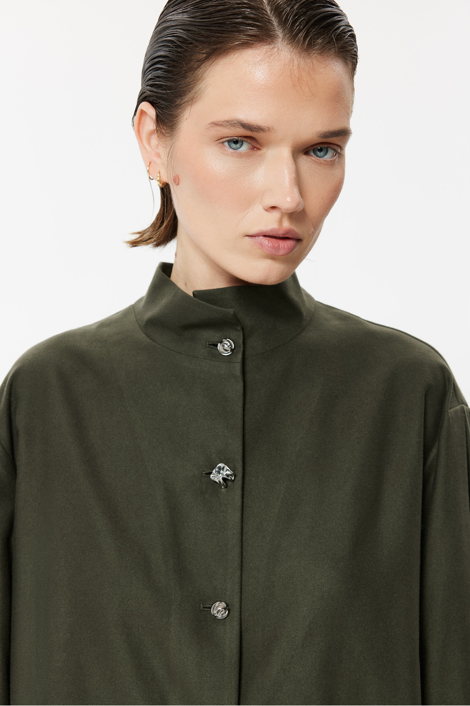 Bluse mit Stehkragen aus Baumwolle und Lyocell Bluse mit Stehkragen aus Baumwolle und Lyocell