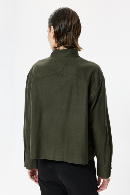Bluse mit Stehkragen aus Baumwolle und Lyocell Bluse mit Stehkragen aus Baumwolle und Lyocell
