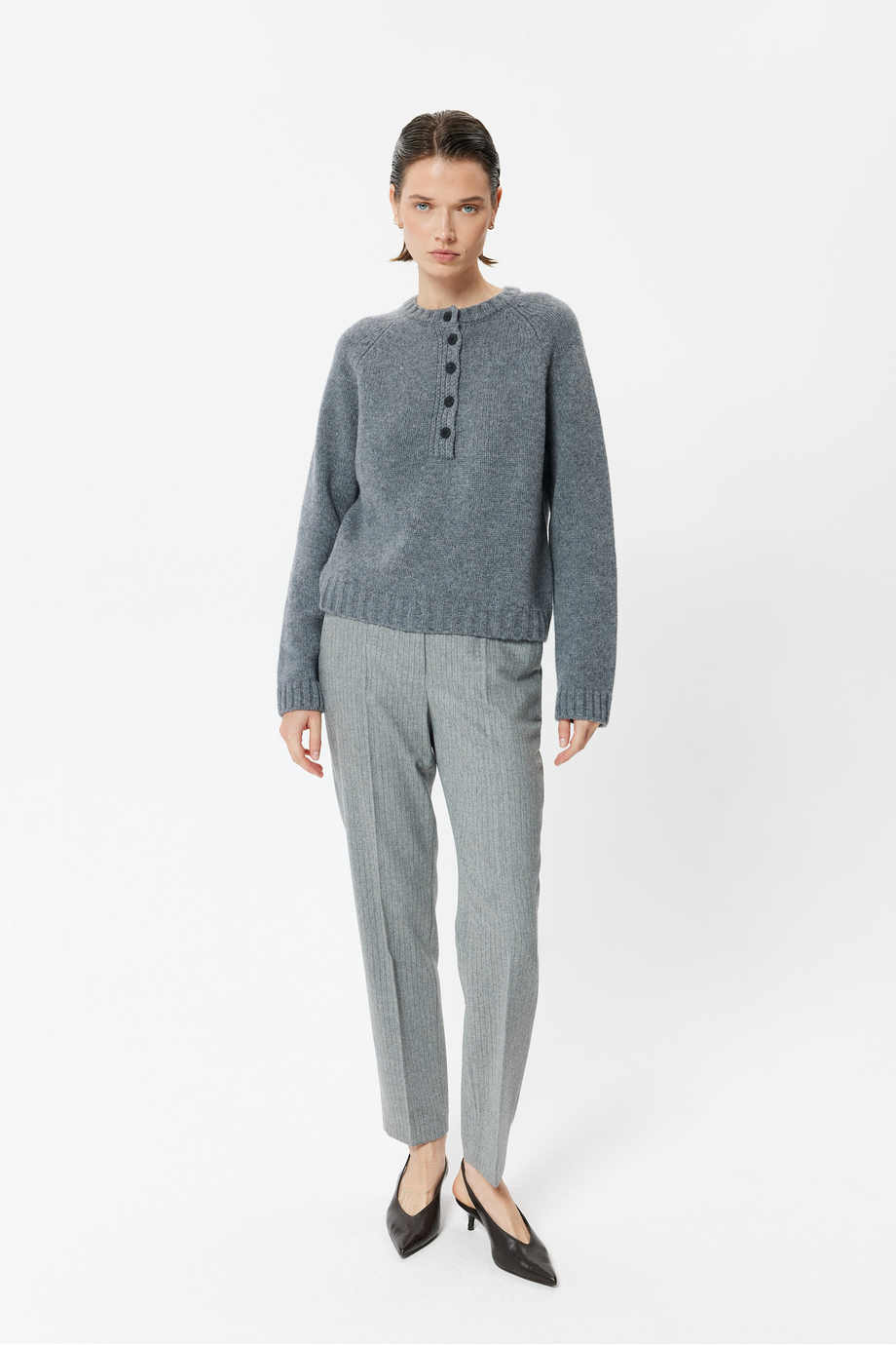 Grauer lockerer Pullover aus Merinowolle Grauer lockerer Pullover aus Merinowolle