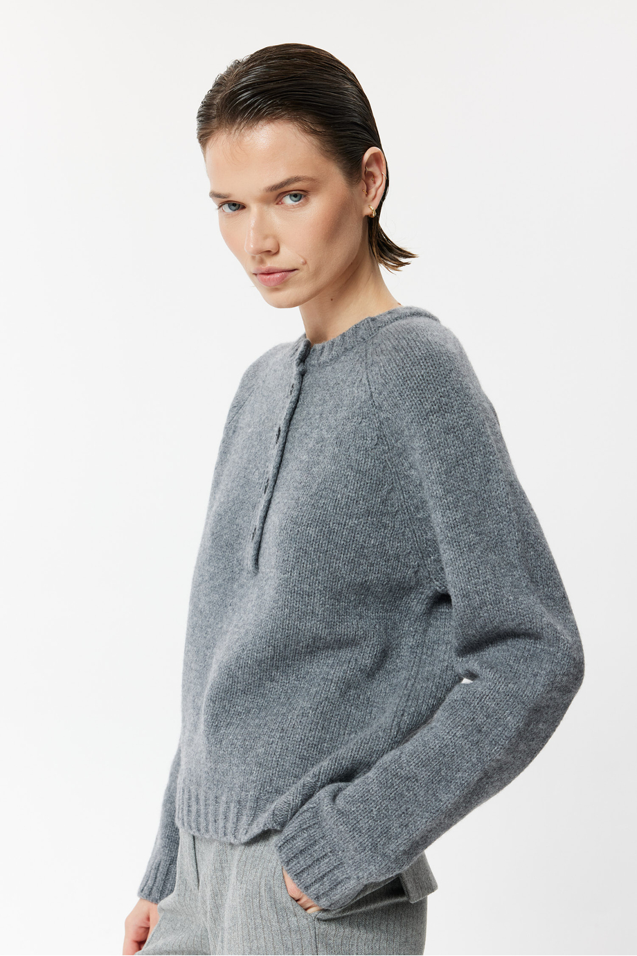 Grauer lockerer Pullover aus Merinowolle Grauer lockerer Pullover aus Merinowolle