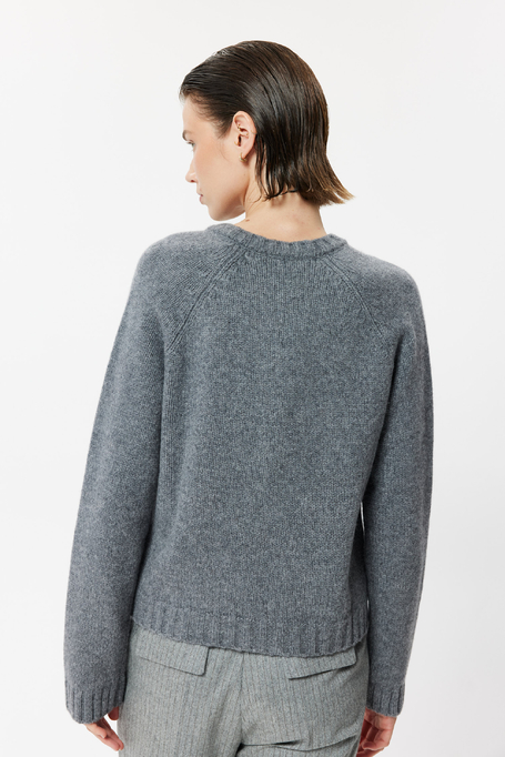 Grauer lockerer Pullover aus Merinowolle Grauer lockerer Pullover aus Merinowolle