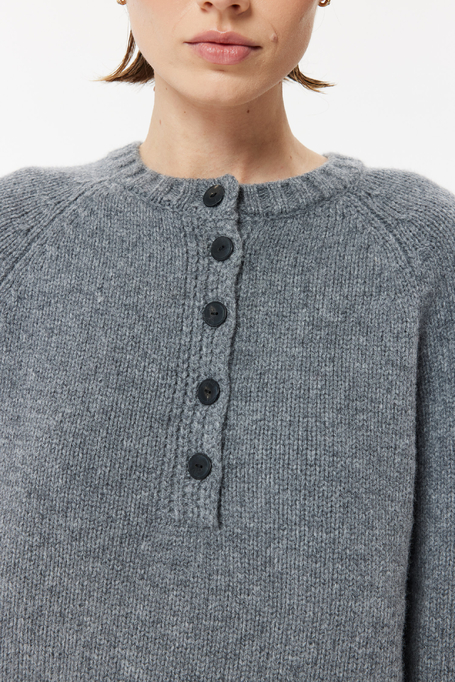 Grauer lockerer Pullover aus Merinowolle Grauer lockerer Pullover aus Merinowolle