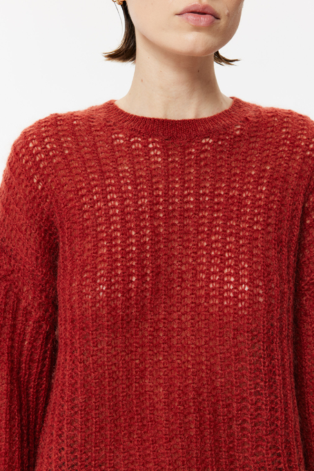 Ziegelroter gestrickter Pullover mit Mohair Ziegelroter gestrickter Pullover mit Mohair
