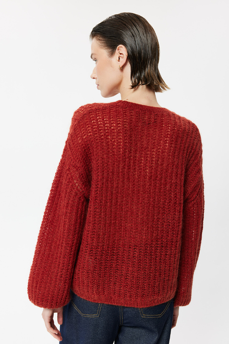 Ziegelroter gestrickter Pullover mit Mohair Ziegelroter gestrickter Pullover mit Mohair